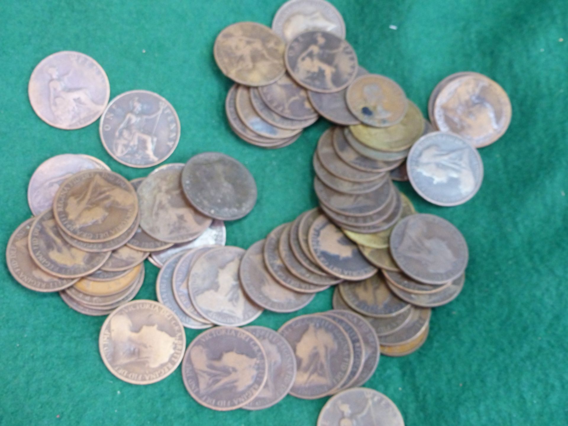 A COLLECTION OF FARTHINGS, BRASS THREEPENNY BITS AND VICTORIAN PENNIES - Image 3 of 4