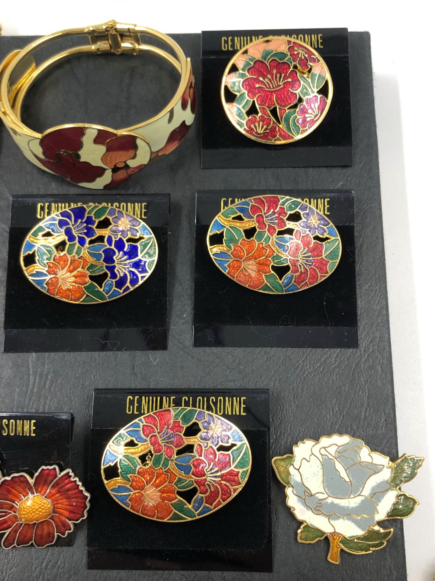A COLLECTION OF NEW OLD STOCK VARIOUS CLOISONNE JEWELLERY TO INCLUDE BROOCHES, EARRINGS, HAIR COMBS, - Image 3 of 5