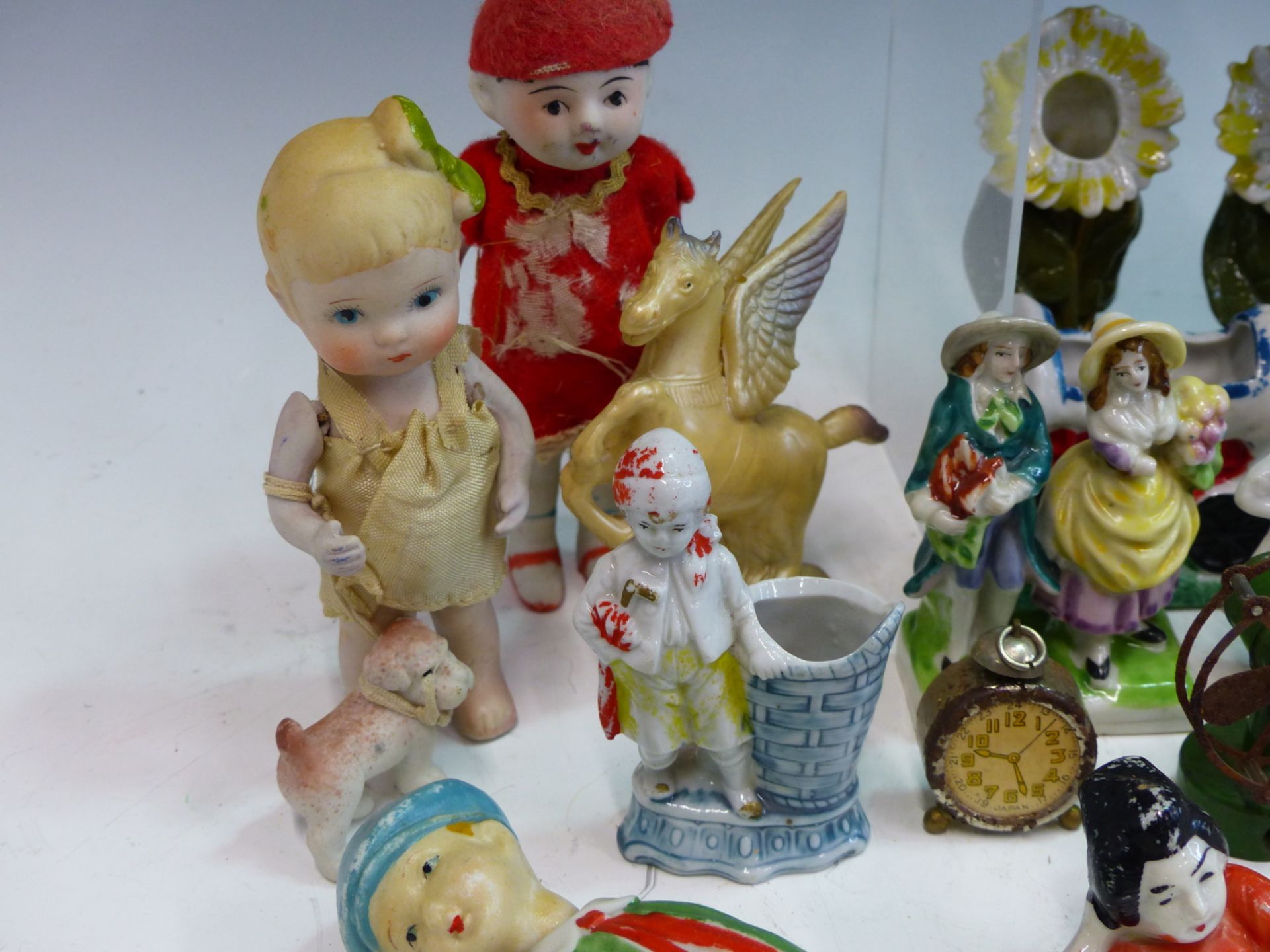 A GROUP OF VINTAGE BISQUE AND OTHER PORCELAIN FIGURES TO INCLUDE JOINTED FIGURES, ANIMALS AND - Image 4 of 8