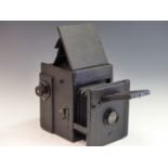A VINTAGE EARLY 20TH CENTURY THORNTON PICKARD 1/4 PLATE CAMERA IN ORIGINAL CANVAS CASE WITH PLATE