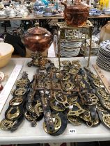 A LARGE COLLECTION OF ANTIQUE AND LATER HORSE BRASSES, A COPPER TEA URN AND KETTE, A BRASS FOOTMAN