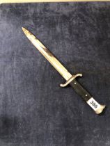 A GERMAN TYPE VINTAGE KNIFE.