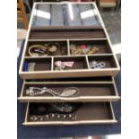 A THREE DRAWER JEWELLEY CASE AND CONTENTS OF GOOD VINTAGE JEWELLERY TO INCLUDE A PAIR OF LEWIS SEGAL