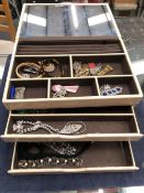 A THREE DRAWER JEWELLEY CASE AND CONTENTS OF GOOD VINTAGE JEWELLERY TO INCLUDE A PAIR OF LEWIS SEGAL