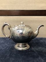 A VICTORIAN SCOTTISH HALLMARKED SILVER TEA POT 572 gms.