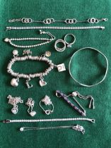 A COLLECTION OF DESIGNER SILVER AND OTHER JEWELLEY TO INCLUDE LINKS OF LONDON, THOMAS SABO, PANDORA,