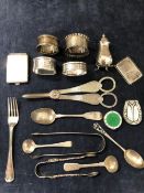 A SMALL COLLECTION OF ALLMARKED SILVER TO INCLUDE MATCH CASE, ENAMELLED PILL BOX, CUTLERY, NAPKIN