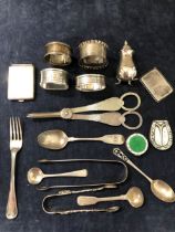 A SMALL COLLECTION OF ALLMARKED SILVER TO INCLUDE MATCH CASE, ENAMELLED PILL BOX, CUTLERY, NAPKIN