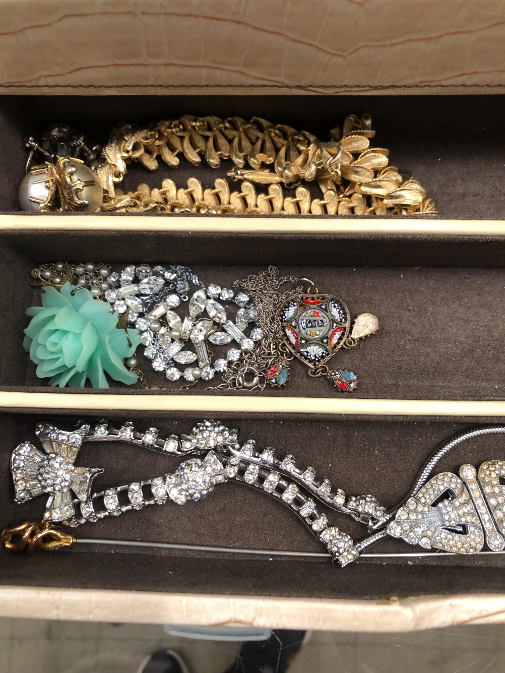 A THREE DRAWER JEWELLEY CASE AND CONTENTS OF GOOD VINTAGE JEWELLERY TO INCLUDE A PAIR OF LEWIS SEGAL - Image 4 of 9