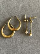 A PAIR OF W GERMAN 8CT GOLD AND PEARL DROP STUD EARRINGS AND A FURTHER PAIR OF 8CT GOLD HOOPS. GROSS