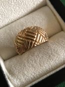 A 9ct GOLD HALLMARKED TEXTURED BOMBAY STYLE RING. FINGER SIZE P 1/2. WEIGHT 3.78grms