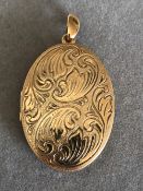 A LARGE 9ct HALLMARKED GOLD OVAL LOCKET. 4.8cm x 2.8cms INCLUDING BAIL. WEIGHT 12.55grms.