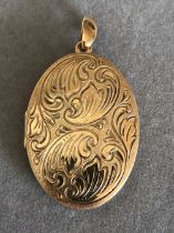 A LARGE 9ct HALLMARKED GOLD OVAL LOCKET. 4.8cm x 2.8cms INCLUDING BAIL. WEIGHT 12.55grms.