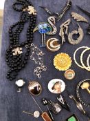 A COLLECTION OF ART DECO AND OTHER BROOCHES, BANGLES, NECKLACES TO INCLUDE A HARDSTONE LOCKET, A