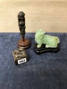 A CARVED GREEN HARDSTONE FIGURE, A 19TH CENTURY CARVED HORN KNIFE HANDLE AND AN ORIENTAL STYLE