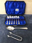A GEORGIAN BRIGHT CUT HALLMARKED SILVER DESERT SPOON TOGETHER WITH A CASED SET OF SILVER TEA SPOONS