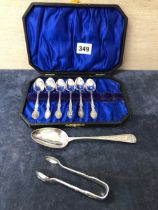 A GEORGIAN BRIGHT CUT HALLMARKED SILVER DESERT SPOON TOGETHER WITH A CASED SET OF SILVER TEA SPOONS