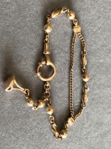 A VINTAGE 9ct GOLD ALBERTINA STYLE BRACELET COMPLETE WITH FOB CHARM. WEIGHT 14.48grms.