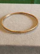 A CONTINUOUS ENGRAVED VINTAGE BANGLE UNHALLMARKED, ASSESSED AS 9ct GOLD. WEIGHT 3.90grms