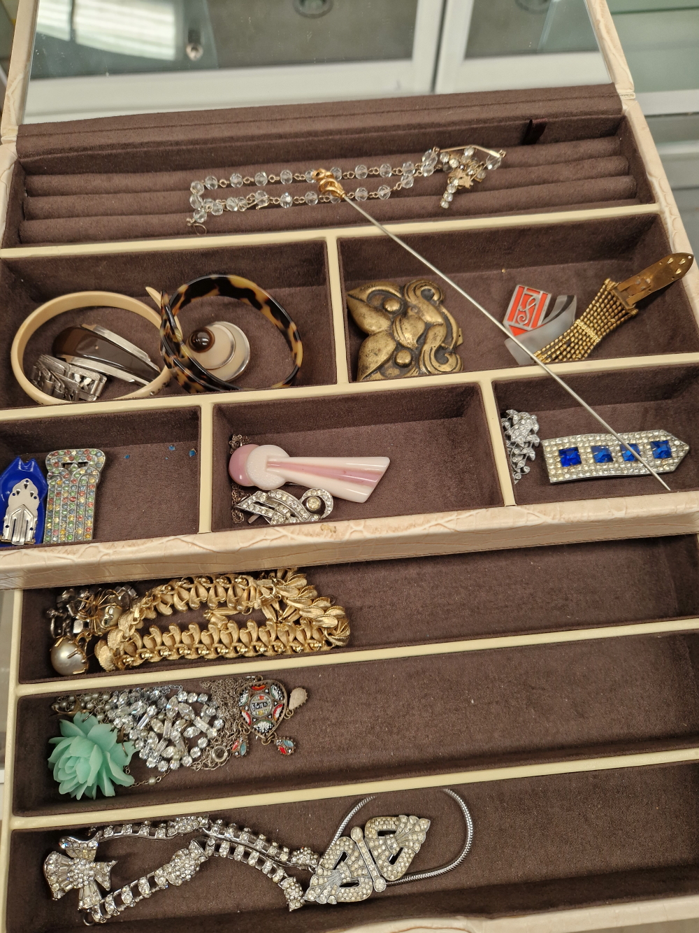 A THREE DRAWER JEWELLEY CASE AND CONTENTS OF GOOD VINTAGE JEWELLERY TO INCLUDE A PAIR OF LEWIS SEGAL - Image 7 of 9