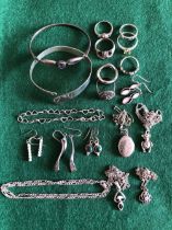 A COLLECTION OF SILVER JEWELLERY TO INCLUDE PENDANTS, BANGLES, BRACELETS EARRINGS, RINGS. GROSS