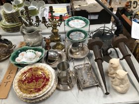 A MANADE ADJUSTABLE TABLE LAMP, A PAIR OF BRASS CANDELABRA, VARIOUS PLATES, A CAKESTAND AND