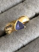 A TRILLION CUT TANZANITE AND DIAMOND RING. THE SHANK STAMPED 14K, ASSESSED AS 14ct GOLD. FINGER SIZE
