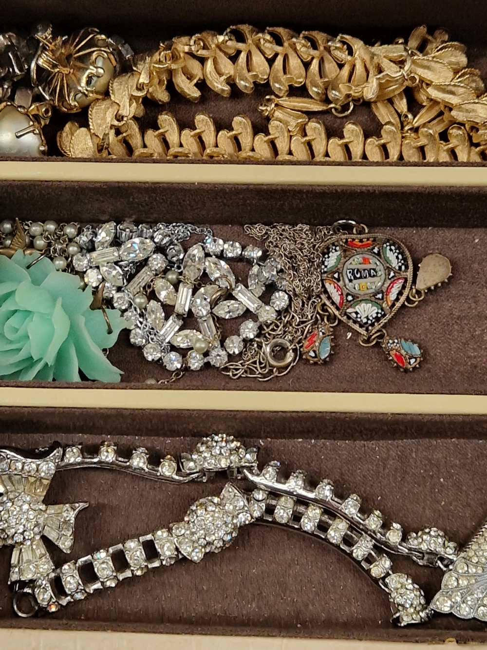 A THREE DRAWER JEWELLEY CASE AND CONTENTS OF GOOD VINTAGE JEWELLERY TO INCLUDE A PAIR OF LEWIS SEGAL - Image 9 of 9