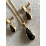 A 9ct HALLMARKED GOLD AND BLACK STONE SET EARRINGS AND PENDANT SET. THE EARRINGS WITH ARTICULATING