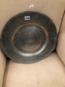 A 17th. C. PEWTER CHARGER. Dia 41cms
