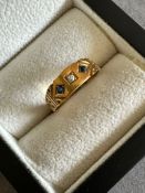 AN ANTIQUE 18ct HALLMARKED GOLD SAPPHIRE AND DIAMOND RING WITH A CHESTER HALLMARK. FINGER SIZE O1/2.