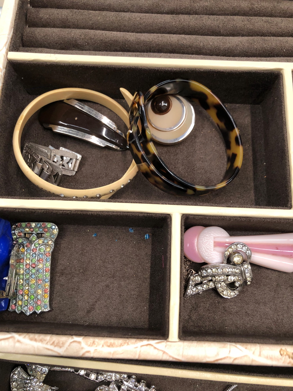 A THREE DRAWER JEWELLEY CASE AND CONTENTS OF GOOD VINTAGE JEWELLERY TO INCLUDE A PAIR OF LEWIS SEGAL - Image 2 of 9