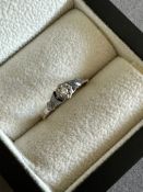 A VINTAGE 18ct AND PLATINUM DIAMOND SET RING. FINGER SIZE N1/2. WEIGHT 1.67grams