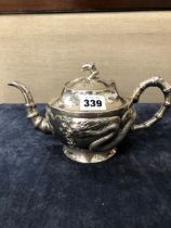A CHINESE SILVER TEAPOT WITH DRAGON DECORATION. 493 gms.