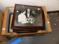 A QUANTITY OF FRAMED AND UNFRAMED VINTAGE PHOTOGRAPHS AND PICTURE FRAMES (12)