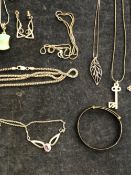 A VARIETY OF SILVER JEWELLERY TO INCLUDE A BABIES EXPANDING BANGLE, NECK CHAINS, BRACELETS, RINGS,