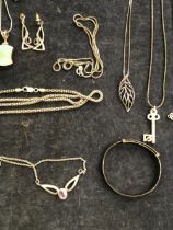 A VARIETY OF SILVER JEWELLERY TO INCLUDE A BABIES EXPANDING BANGLE, NECK CHAINS, BRACELETS, RINGS,