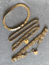 FOUR 9ct HALLMARKED GOLD BRACELETS TO INCLUDE A FOUR BAR GATE, ROPE, TWO COLOUR FLAT WOVEN, AND A