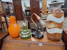A RETRO ORANGE GLASS JUG, TWO LAMPS AND A ART POTTERY VASE.