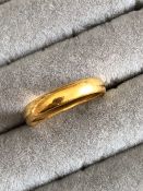 A 22ct HALLMARKED GOLD WEDDING BAND RING. FINGER SIZE Q. WEIGHT 3.88grms.