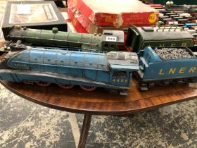 PAINTED METAL SCALE MODELS OF THE FLYING SCOTSMAN AND MALLARD WITH THEIR TENDERS