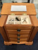 A MODERN DRESSING TABLE JEWELLERY BOX CONTAINING VARIOUS COSTUME JEWELLERY INCLUDING BROOCHES,