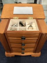 A MODERN DRESSING TABLE JEWELLERY BOX CONTAINING VARIOUS COSTUME JEWELLERY INCLUDING BROOCHES,