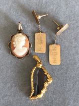 A PAIR OF 9ct HALLMARKED GOLD INGOT ARTICULATED EARRINGS TOGETHER WITH A PORTRAIT CAMEO PENDANT IN