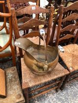 A LARGE BRASS COAL SCUTTLE WITH DELFT HANDLES