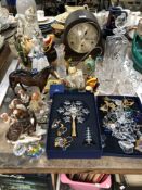 PORCELAIN AND POTTERY FIGURES TO INCLUDE A GUINNESS TOUCAN, A CLOCK, A SPIRIT DECANTER AND TUMBLERS,