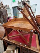 AN ANTIQUE OAK BUTLERS TRAY