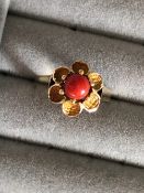 A VINTAGE 9ct HALLMARKED GOLD CORAL FLORAL RING. FINGER SIZE M 1/2. WEIGHT 3.31grms.