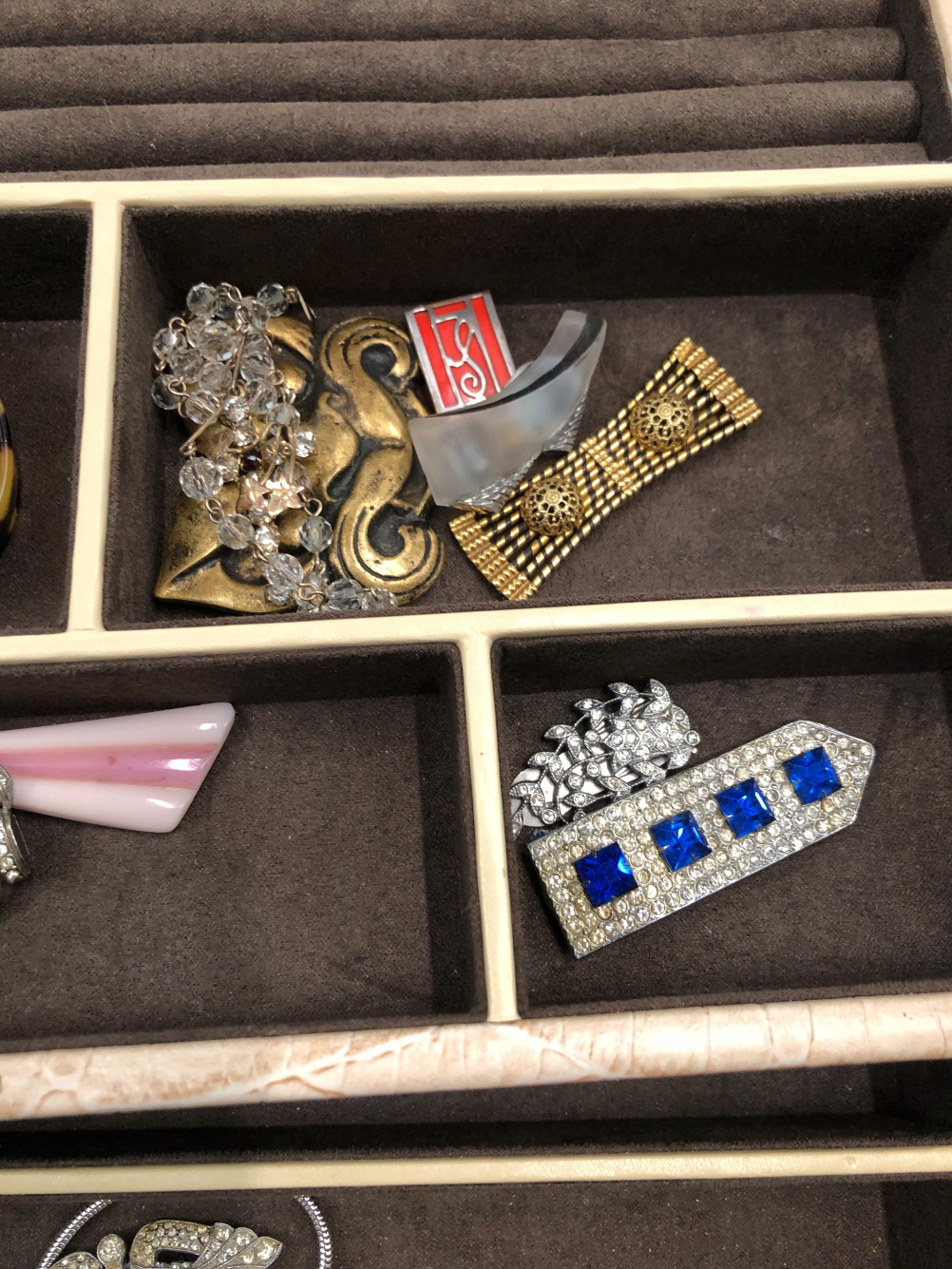 A THREE DRAWER JEWELLEY CASE AND CONTENTS OF GOOD VINTAGE JEWELLERY TO INCLUDE A PAIR OF LEWIS SEGAL - Image 3 of 9