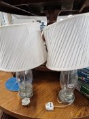 A PAIR OF GLASS TABLE LAMPS.